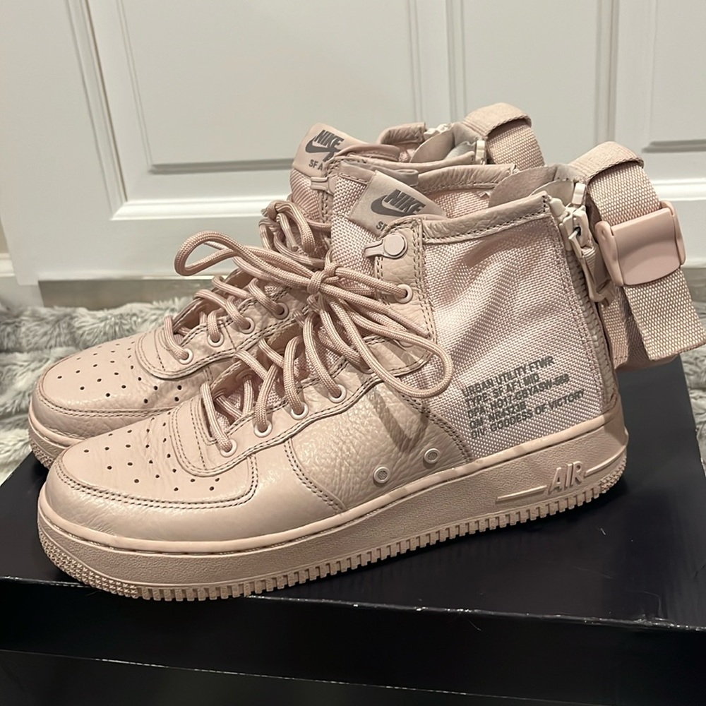 NIKE SF AF1 MID GS. Size 6.5Y